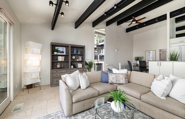Foto del edificio - Stunning Lake Front Condo - All that Lake ...