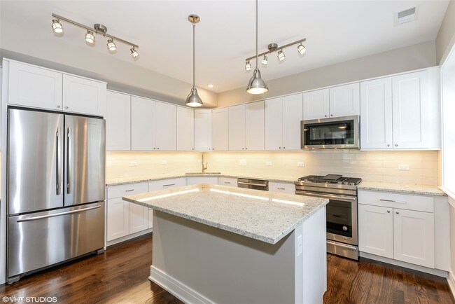 Building Photo - 493 Sheridan Rd