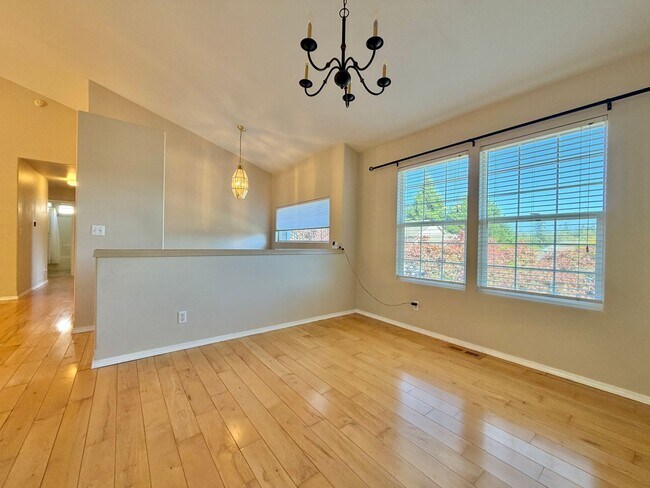Foto del edificio - 18265 Miss Ellis Loop NE