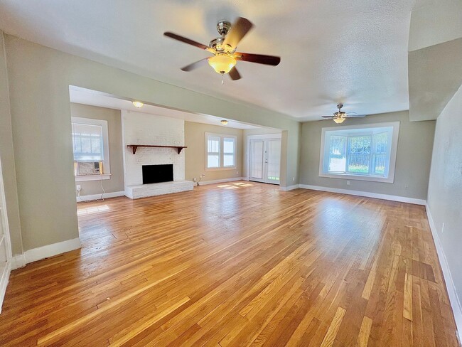 Building Photo - MOVE IN SPECIAL! Gorgeous Vintage home!