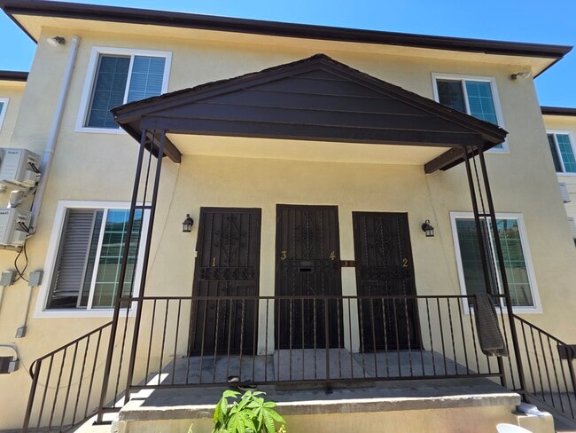 Building Photo - 1349 W 35th Pl
