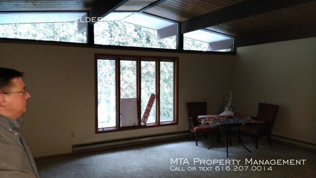 Building Photo - 717 S Despelder St