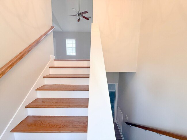 Foto del edificio - Spacious 4-Bedroom Home with Large Yard and Dual Garages in Cookeville