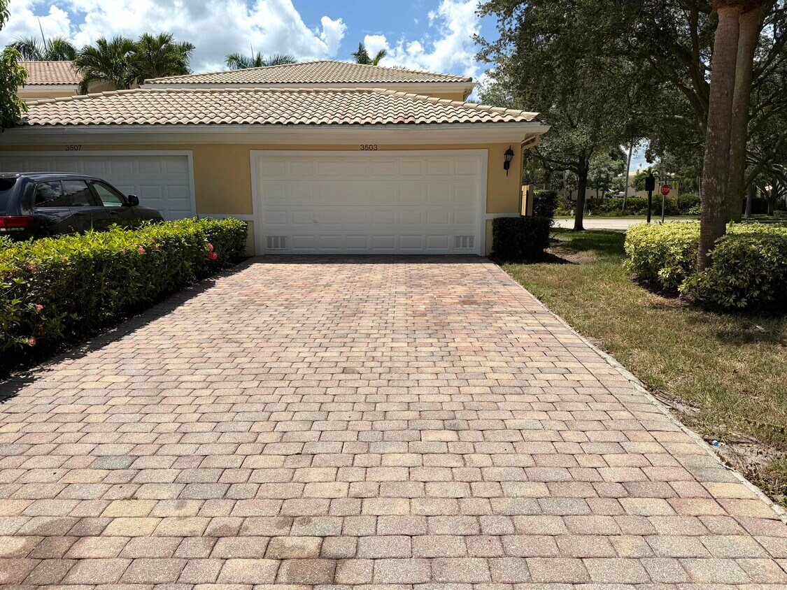 Foto del edificio - 3503 Greenway Dr