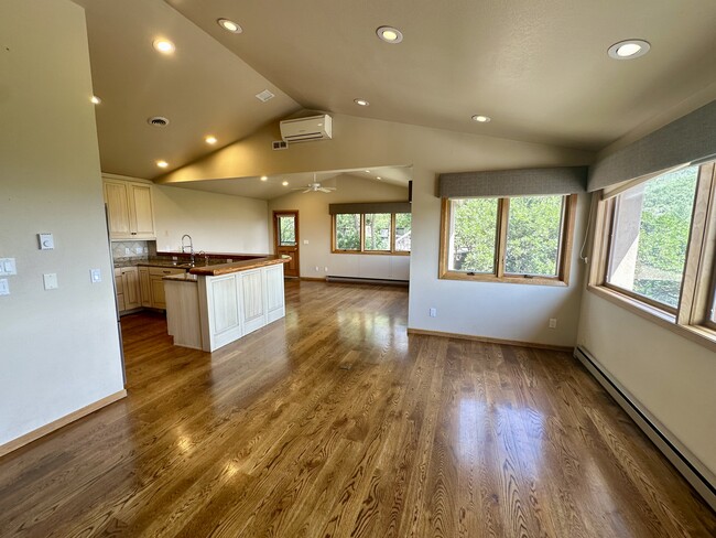 Building Photo - 1400 Overlook Dr