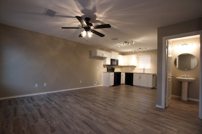 Building Photo - Tour Today! 2 Bed 1.5 Bath Townhome! Linda...