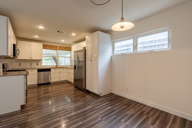 Building Photo - Beautiful 3 bedroom, 2 bathroom home in South Austin!!!