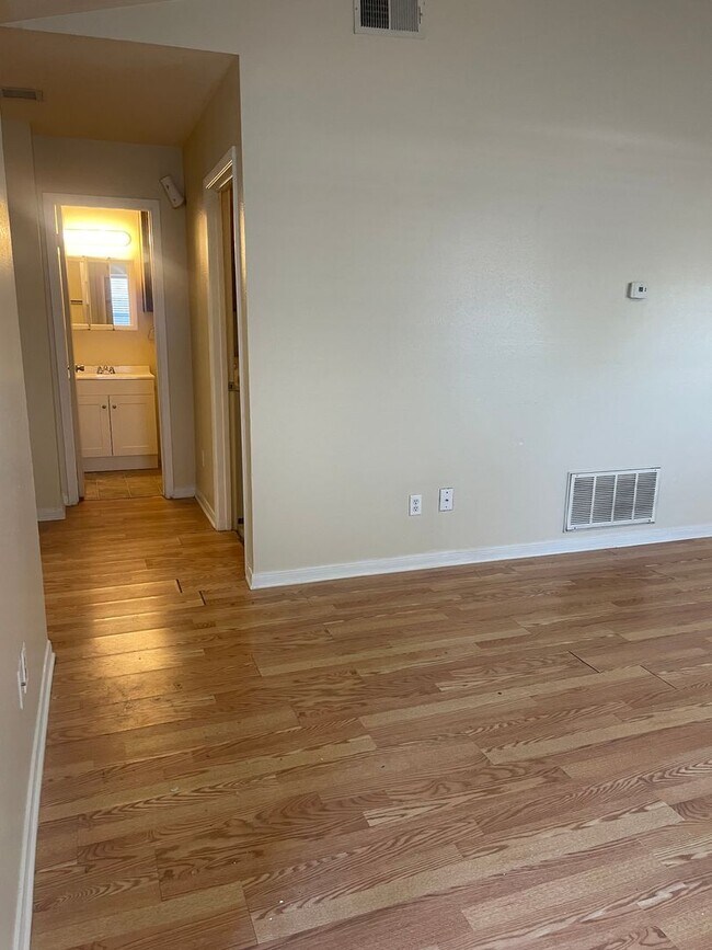 Foto del edificio - AUGUST PRE-LEASE!  Great 3 bedroom 2 Bathroom Duplex with Small Yard