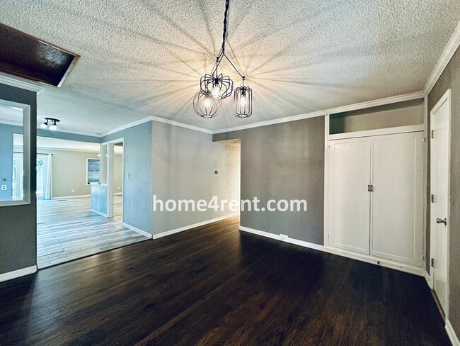 Building Photo - Overland Park Ranch w/ Wood Floors, Update...