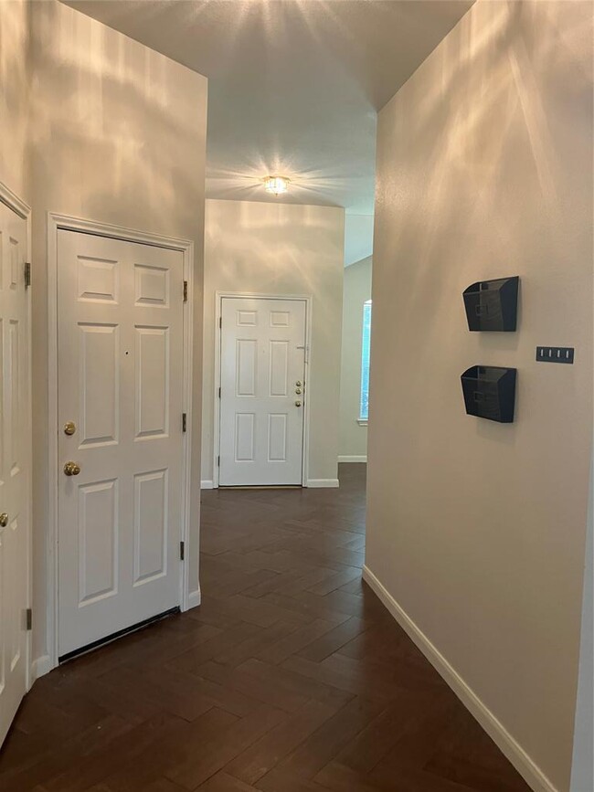 Building Photo - 3004 Hanstrom Ct