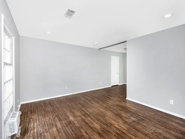 Building Photo - Newly renovated 3 bed/2 bath brick home