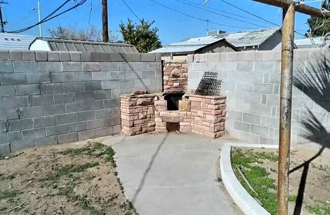 Building Photo - 1305 Griffith Ave