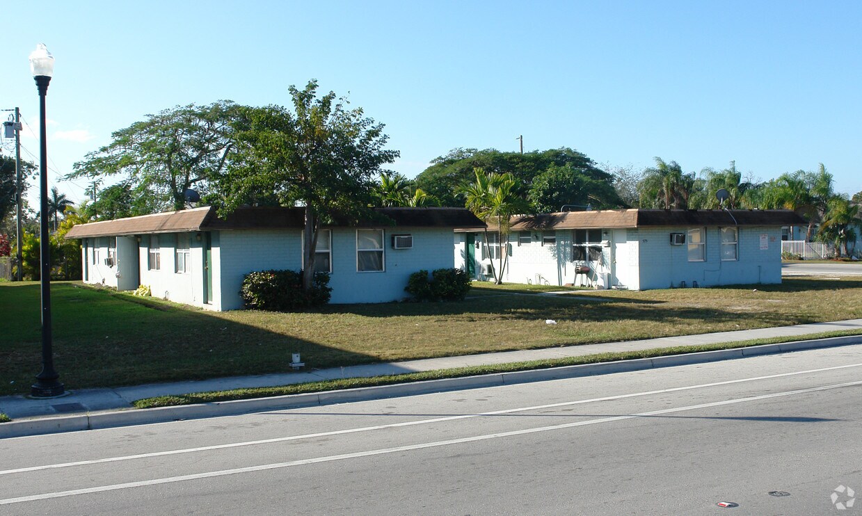 Primary Photo - 575 W Palm Dr