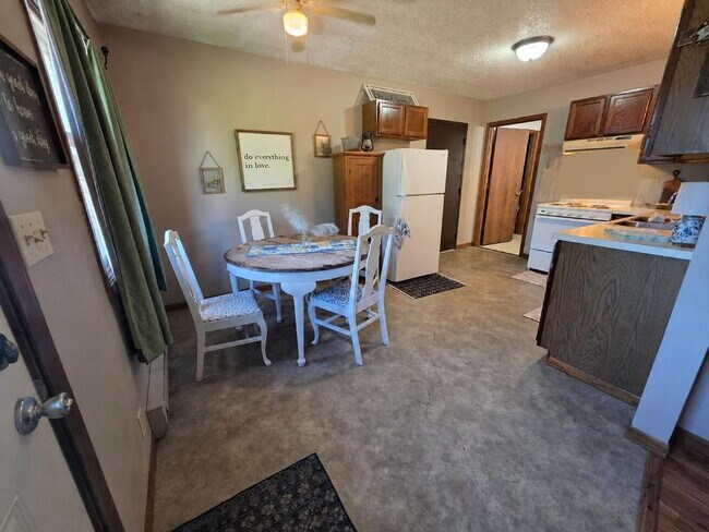 Foto del edificio - 2 Bedroom, 1 Bathroom with Attached Garage & Patio