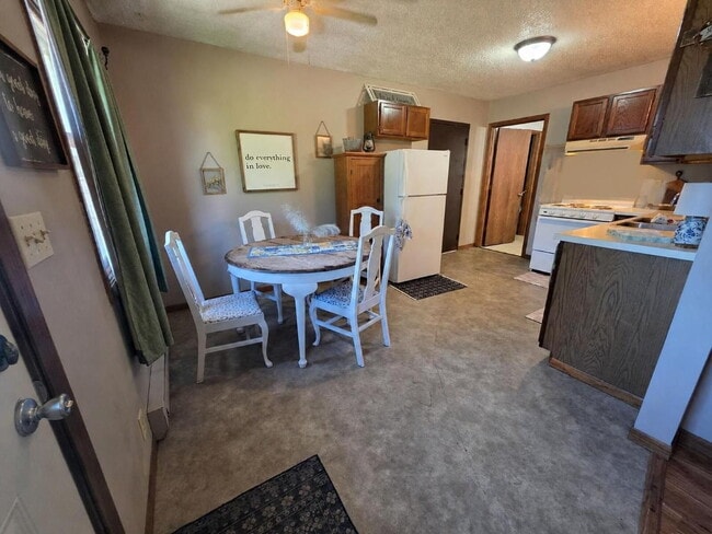 Building Photo - 2 Bedroom, 1 Bathroom with Attached Garage & Patio