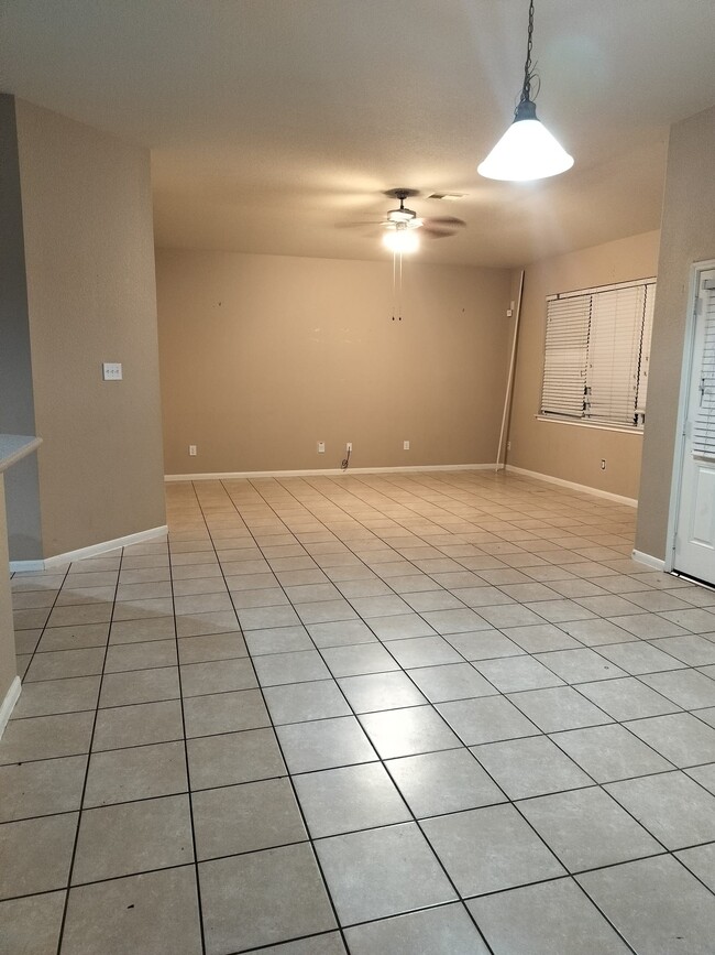Building Photo - 6027 Schaumburg Dr