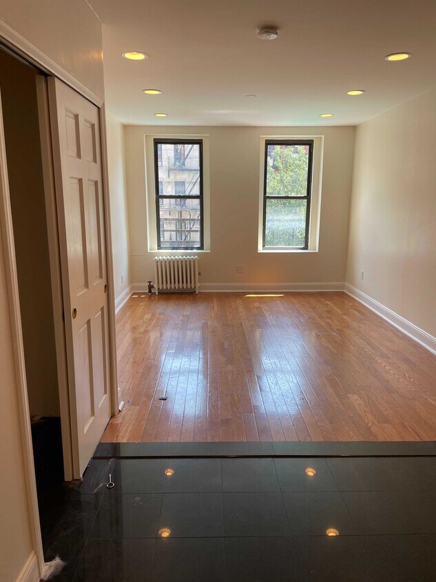 Primary Photo - 946 Columbus Ave