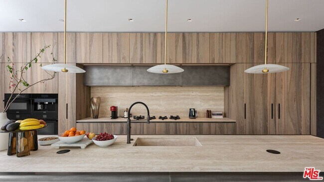 Foto del edificio - 1088 N Hillcrest Rd