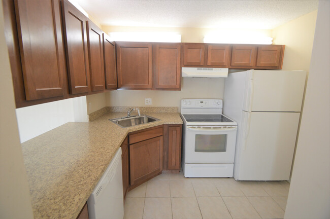 Building Photo - 2bed/2bath, Ground Floor Unit - AVAILABLE ...