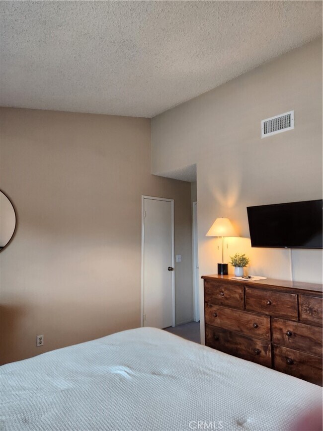 Building Photo - 14901 Silvertree Rd