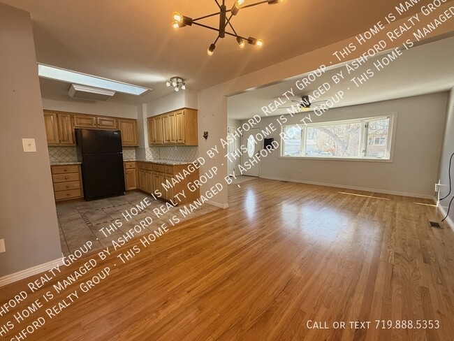 Building Photo - 303 Quebec St