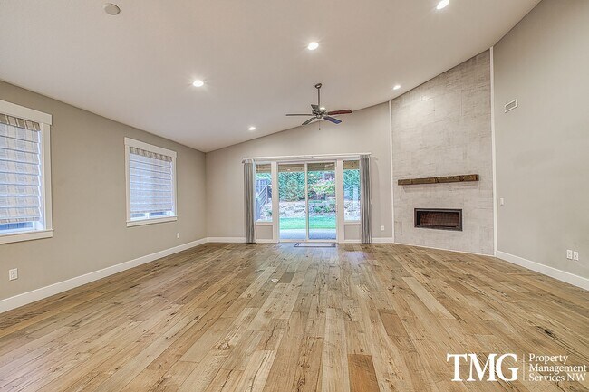 Foto del edificio - Large 3 Bed 2 Bath Home in Battle Ground!!