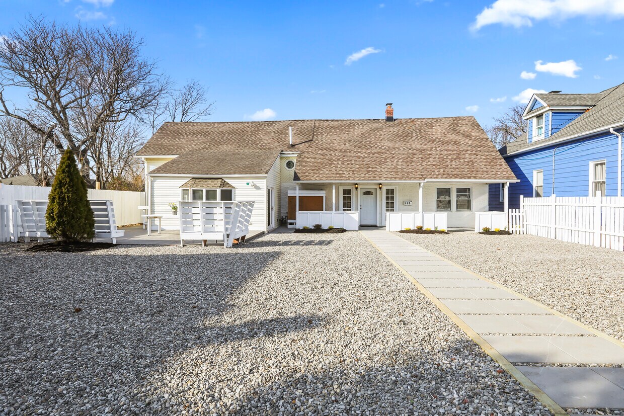 Huge front yard - 113 Sampson Pl