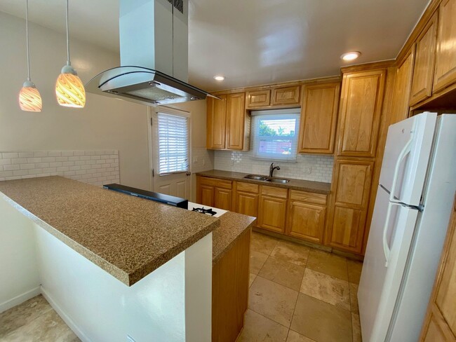 Foto del edificio - 15707-15707 1/2 Larch Ave.
