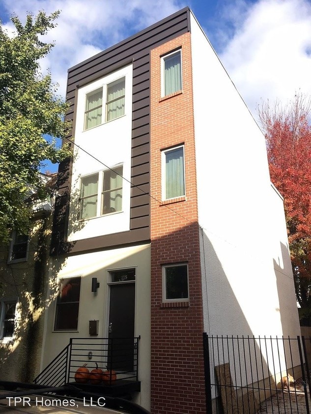 Primary Photo - 1205 E Oxford St