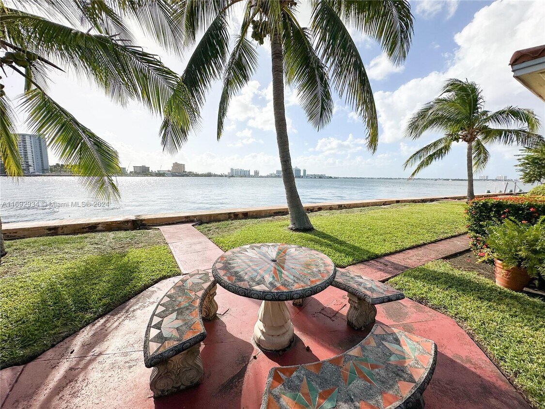 Foto principal - 2160 Bay Dr