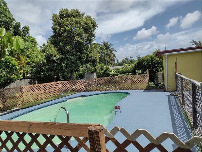Foto del edificio - 5911 Barbados Way W