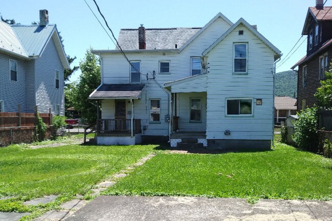 Outside Back - 2224 Lincoln St
