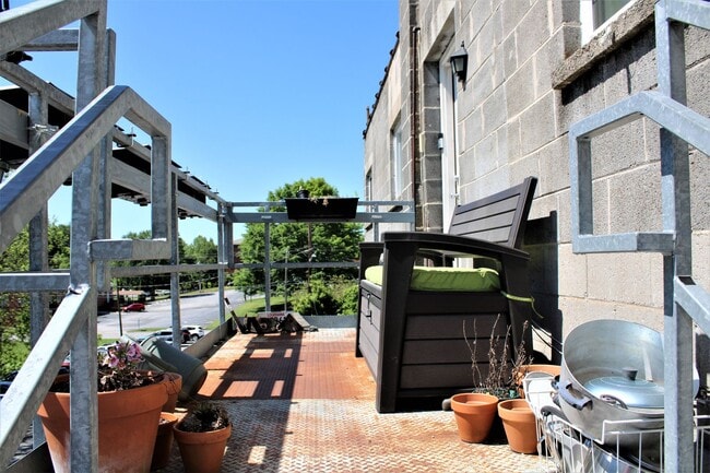 Building Photo - Downtown Apartment