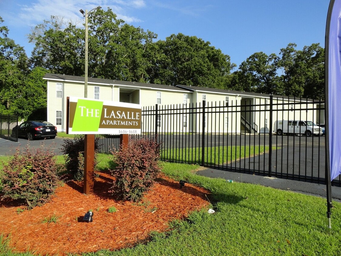 Primary Photo - 2 Bedroom/1 Bath Close to VSU!
