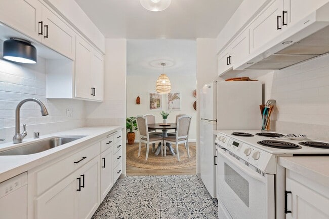 Building Photo - Desirable San Roque Condo