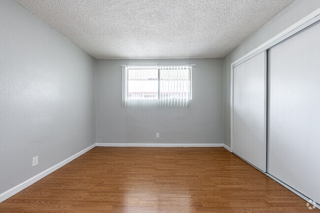 Dormitorio de 1 habitación y 1 baño - 57,6 m² - Regency-Baldwin Apartments