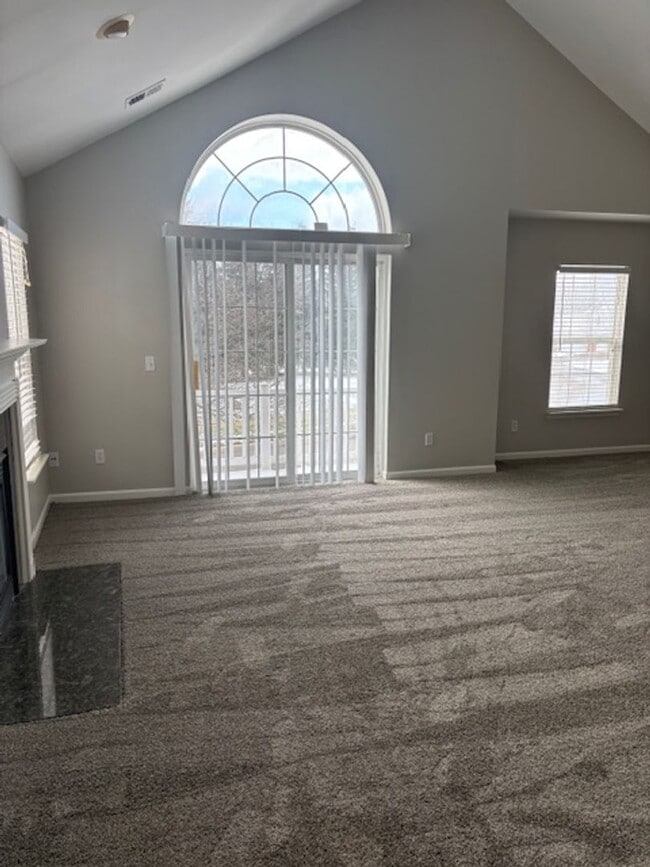 Building Photo - BEAUTIFUL 2 BEDROOM 2 BATH CONDO!