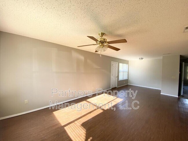 Foto del edificio - 1643 N Dawn Dr