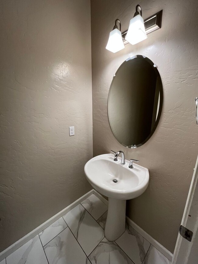 Building Photo - Immaculate 4 bedroom Hanford home availabl...