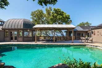 Building Photo - 1100 Bayhills Dr