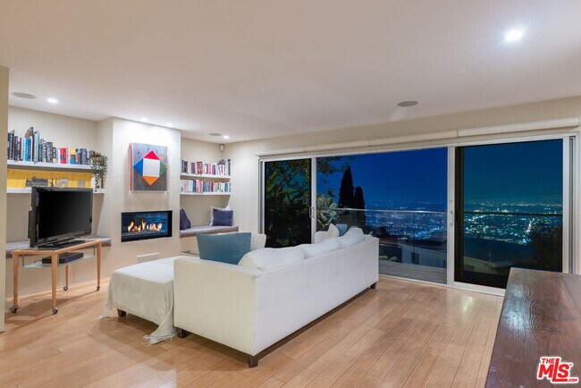 Building Photo - 2158 Sunset Plaza Dr