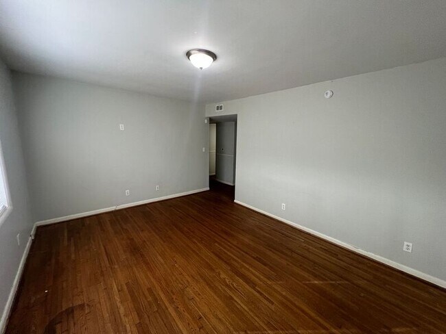 Building Photo - 409 16th Ave NW
