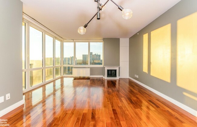 Building Photo - 640 W 237th St