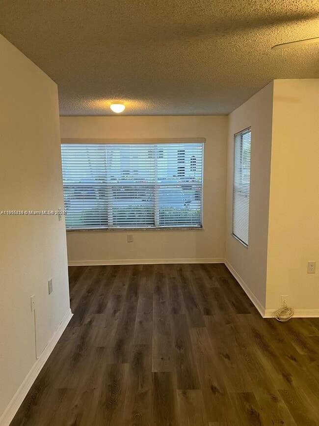 Foto del edificio - 1401 Village Blvd