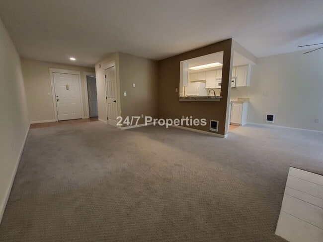 Building Photo - 1 BR | 1 BA Condo Perfectly Located in Cla...