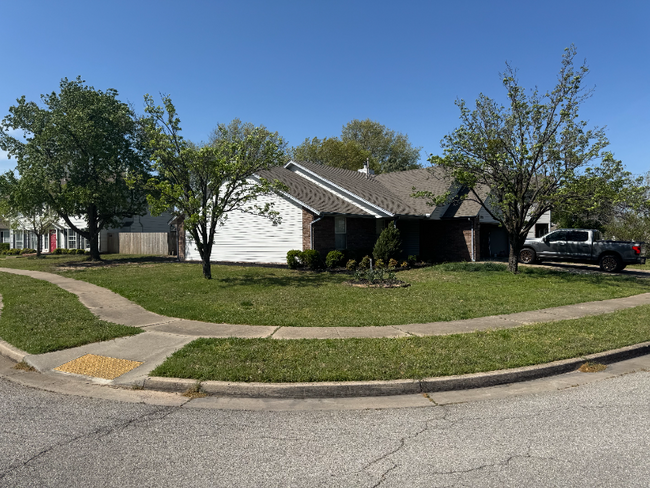 Building Photo - 2728 S Narcissus Ave