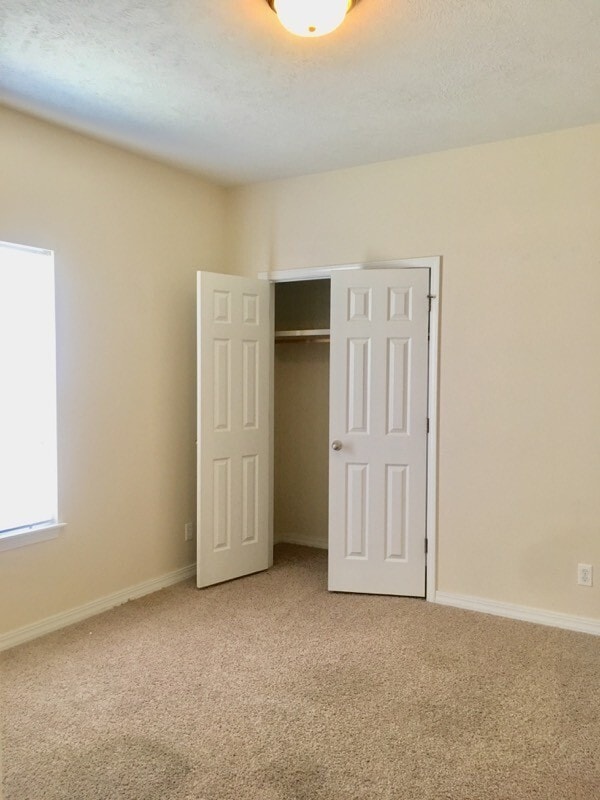 Building Photo - Beautiful Home In A Peaceful Residential N...