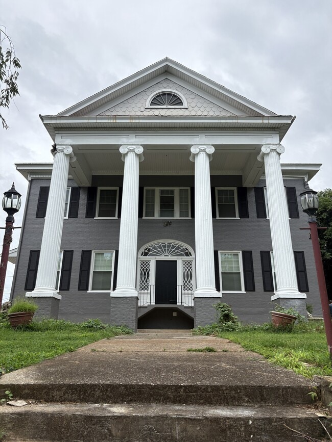 Front of Property - Exterior - 1525 Memorial Ave SW