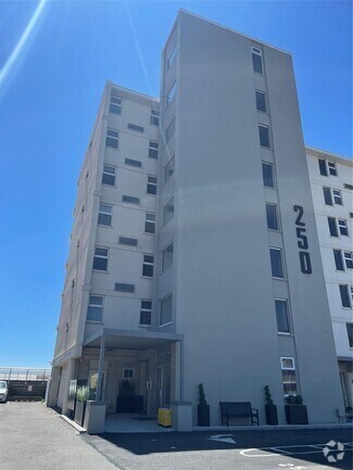 Building Photo - 250 Shore Rd