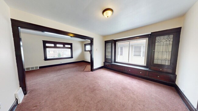 Building Photo - 2 bedroom/1 bath (upper unit)- 1ST MONTH FREE IF LEASE SIGNED BY 10/15